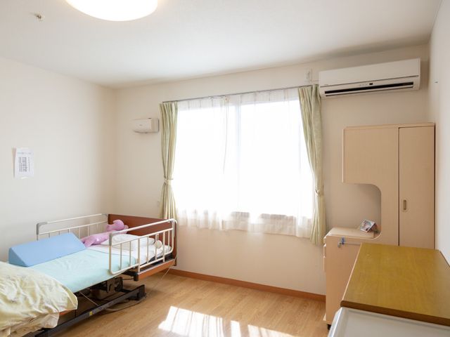 居室の一角 居室 明るい日差しが差し込む快適な居室です。私物を整理できる収納家具も完備され、落ち着いた雰囲気の中で過ごせます。
