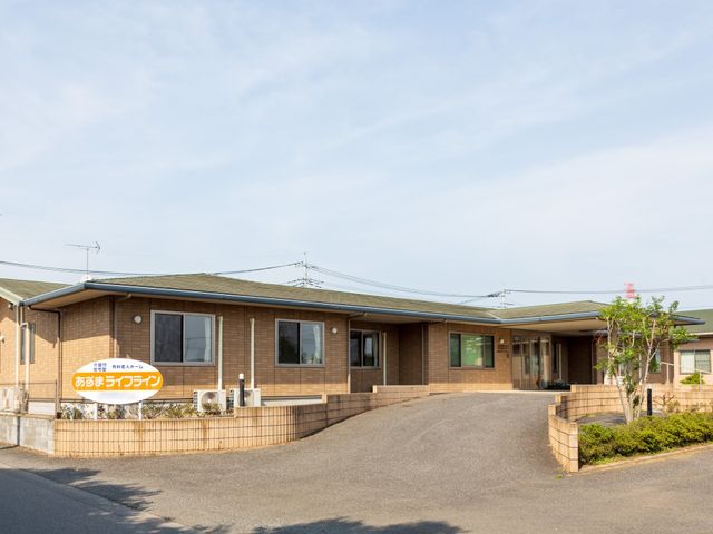 広々とした外観の建物 外観 ゆったりとしたアプローチが迎える、清潔感のあふれる外観です。周囲には緑があり、心地よい環境が期待できそうです。