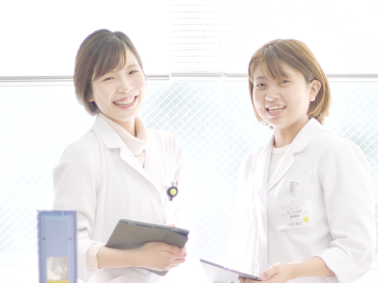 笑顔の看護職員2人が並ぶスタッフイメージ  