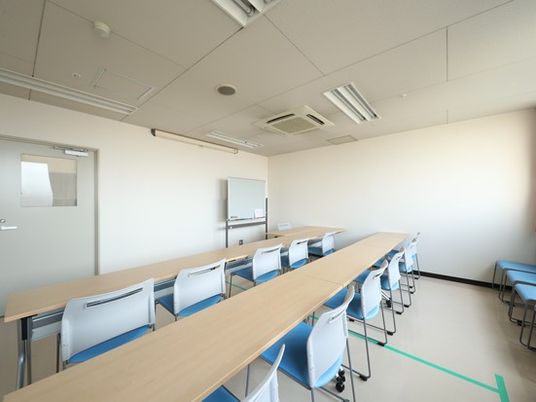 機能訓練室の机と椅子  
