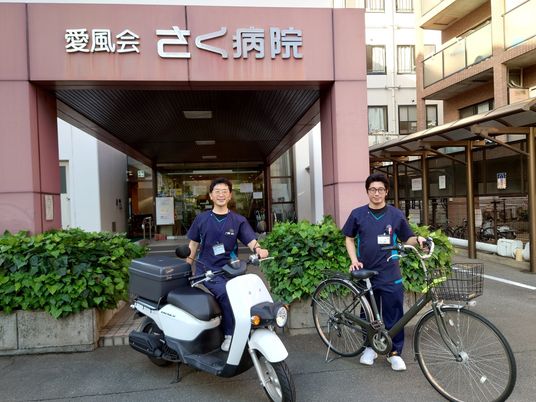 スタッフが並ぶ施設入口  