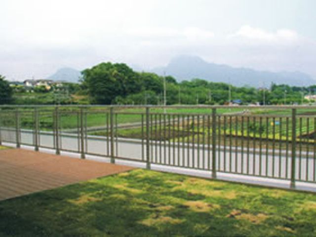 緑に囲まれた風景 庭 緑豊かな庭が広がる空間です。リラックスできる環境で自然を感じながら過ごせます。