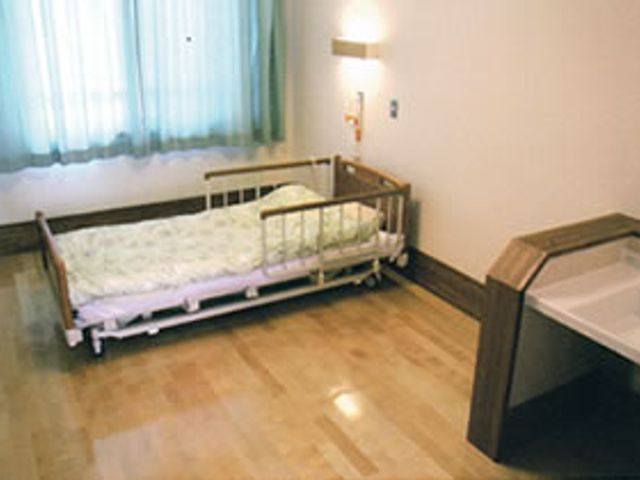 静かな空間の居室 居室 窓から自然光が差し込む明るい居室です。木の床が温もりを感じさせます。
