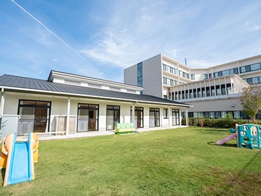 中庭の芝生広場  