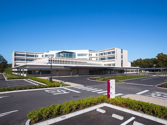 明るい外観の施設建物  