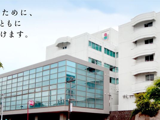 白い外観の建物  