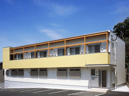 明るい建物外観  