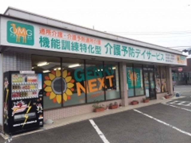 通所の建物外観 外観 多くの方が利用するための、広々とした駐車スペースが確保された建物です。