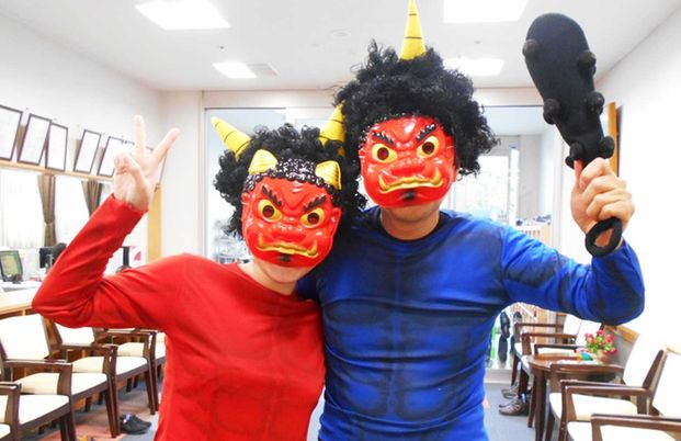 仲間と笑う場面の空間