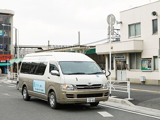 送迎車のある施設外観  