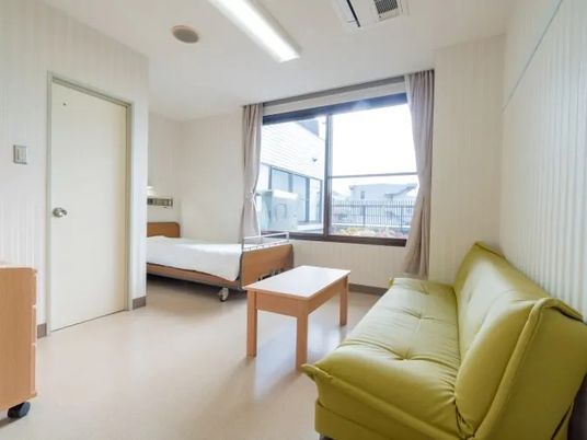 明るい居室の一角  