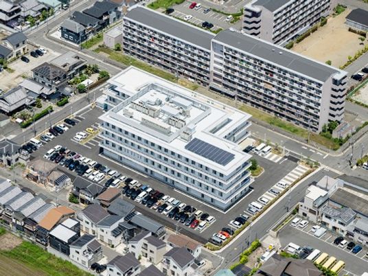 施設外観と駐車場の空撮  
