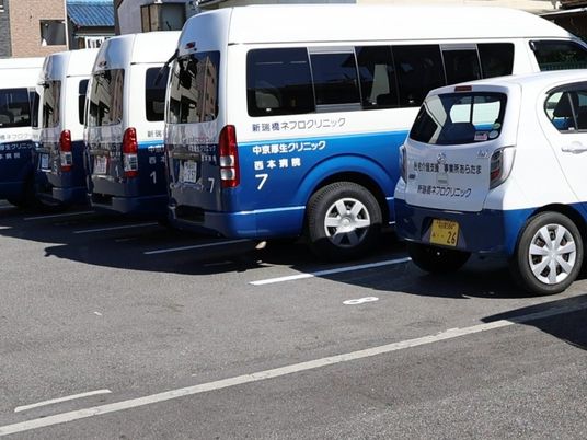 送迎車が並ぶ駐車場  