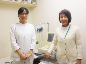 スタッフが機器前に立つ機能訓練室  