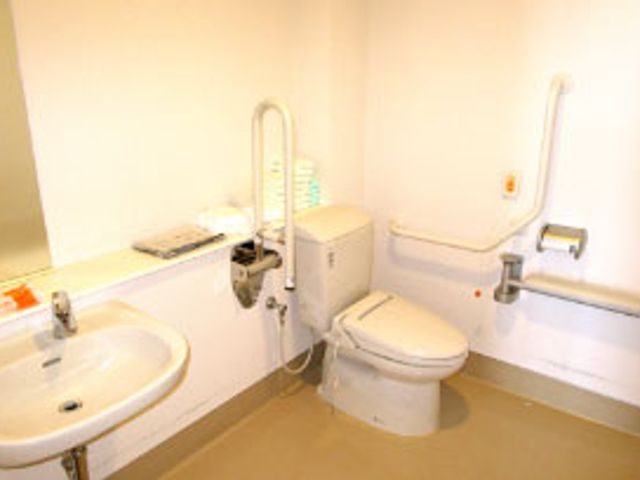 快適な設備のトイレ トイレ 機能的なデザインで、介助が必要な方も安心して利用できるトイレです。手すりが完備されています。
