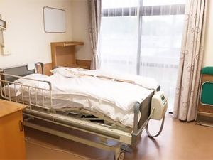 明るい居室のベッド  