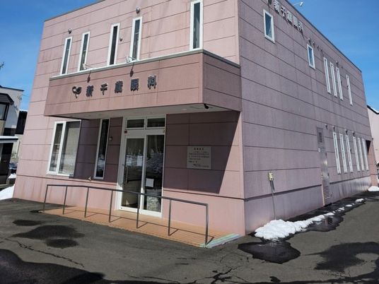 ピンクの建物外観  