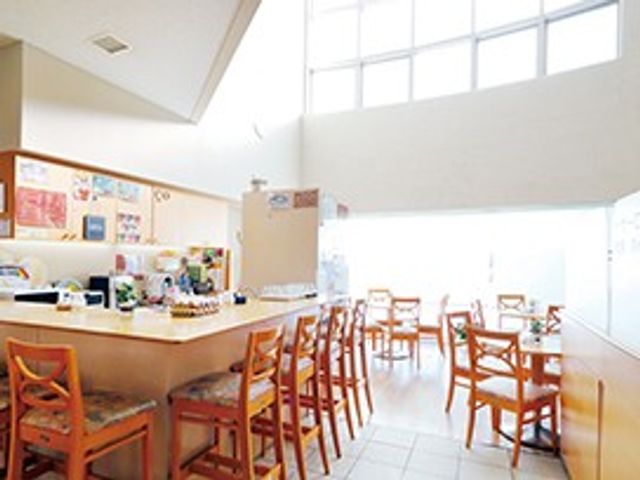 明るい食堂 食堂   大きな窓から光が差し込む、開放感のある食堂です。木製のテーブルと椅子が並び、落ち着いて過ごせそうです。