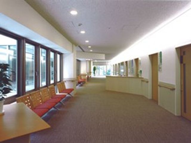 明るい廊下 廊下   窓から光が入り、開放感のある廊下です。両側に手すりやベンチがあり、移動しやすい印象です。