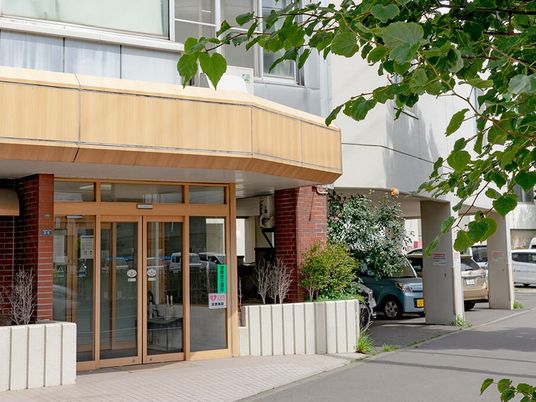 木目調の玄関まわり  