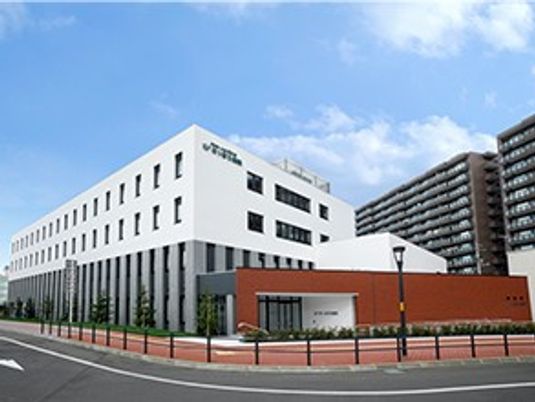 白い外観の施設  