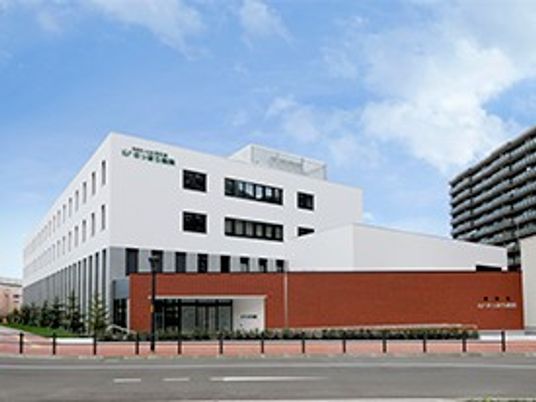 白い建物の外観  