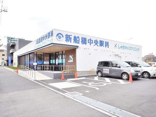 バリアフリー入口の外観  