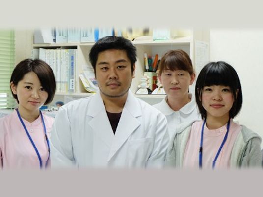 スタッフ4人の集合スタッフイメージ  