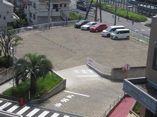 建物前の駐車場の外観  