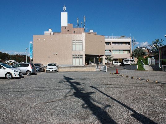 建物外観と駐車場  