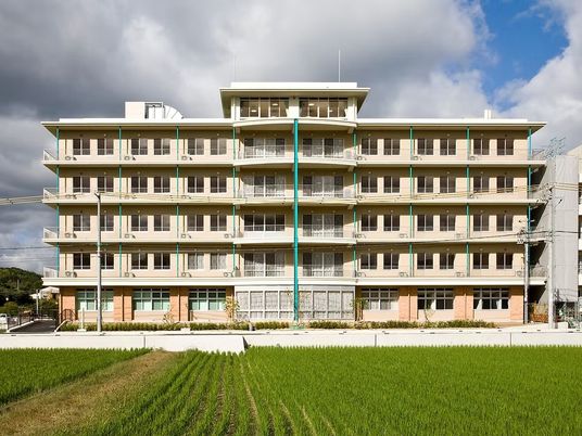 5階建ての外観  