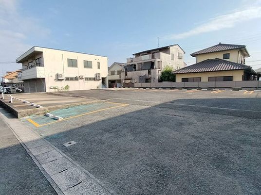 広い駐車場の外観  