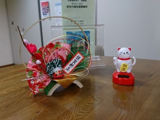 正月飾りのある机  