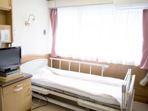 明るい居室のベッド  