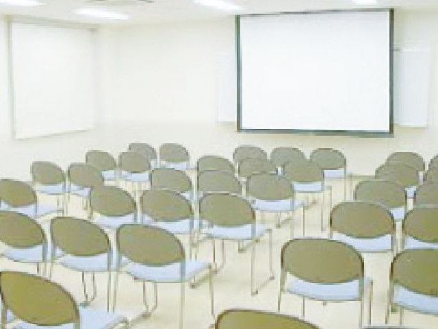 椅子が並ぶ多目的室 多目的室   窓から光が入る明るい空間に、椅子が整然と並んでいます。研修や集まりなど、用途に合わせて使いやすそうです。