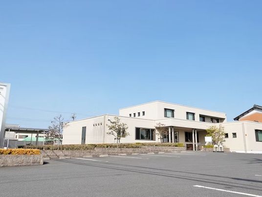 明るい施設の外観  