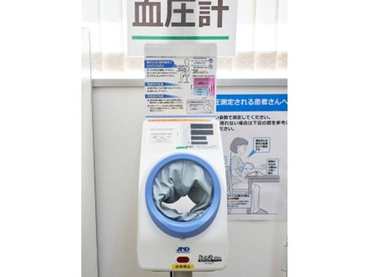 血圧計のある壁面  