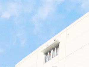 白い建物の外観  