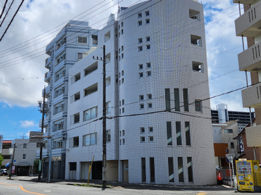 白い建物の外観  