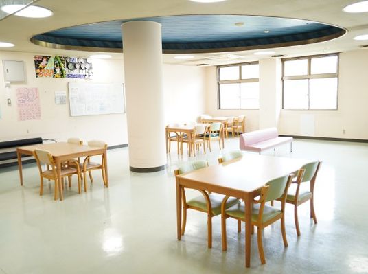 明るい食堂の共有空間  