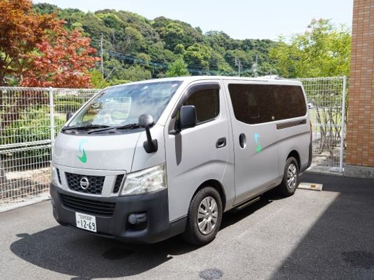 送迎車が停まる外観  