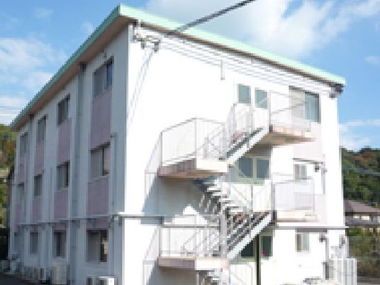 外階段のある建物外観  