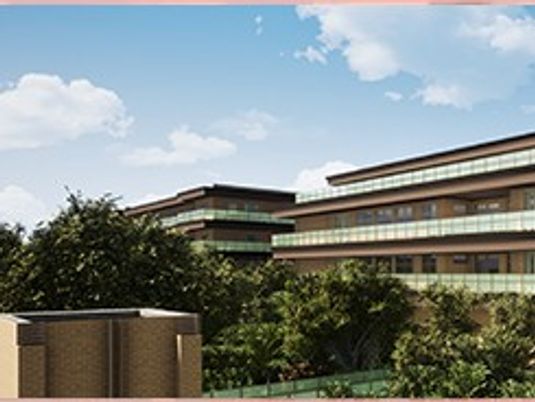 緑に囲まれた建物外観  