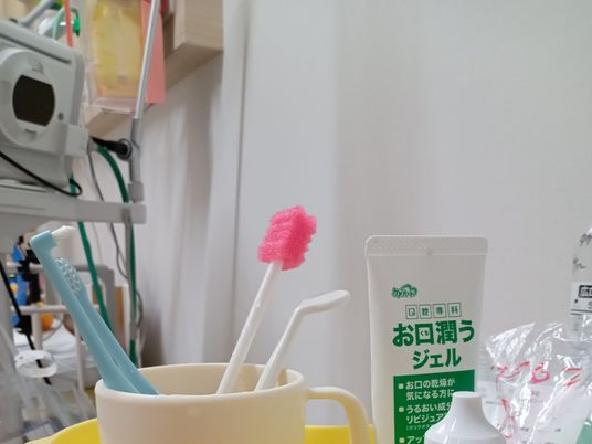 口腔ケア用品の並ぶ室内  