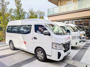 送迎車が並ぶ外観  