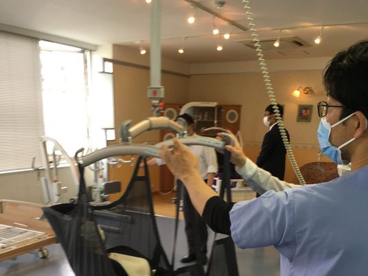 機能訓練中の室内  