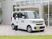 送迎車とスタッフの外観  