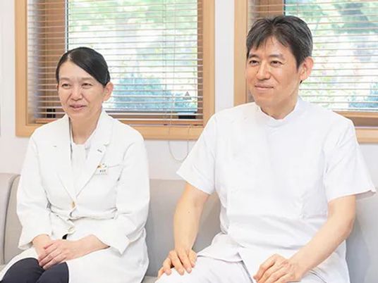 笑顔のスタッフと休憩室  