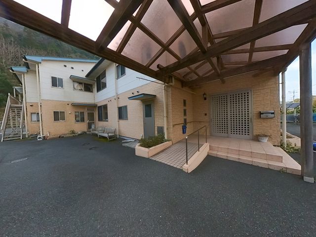 暖かさを感じる外観 外観 落ち着いた色合いの建物が、自然と調和しています。天候に関わらず安心な屋根付きの入口です。