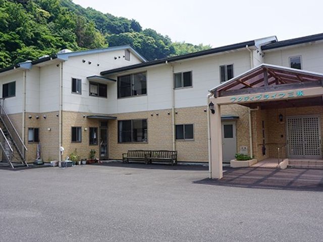 緑豊かな建物の外観 外観 自然に囲まれた明るい施設の入り口です。清潔感があり、安心して勤務を検討できる環境です。